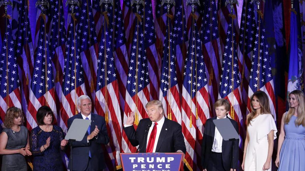 El candidato republicano a la Presidencia, Donald Trump (c), pronuncia un discurso ante sus simpatizantes durante la fiesta electoral organizada en el New York Hilton Midtown de Nueva York (Estados Unidos) en la noche del 8 de noviembre de 2016.