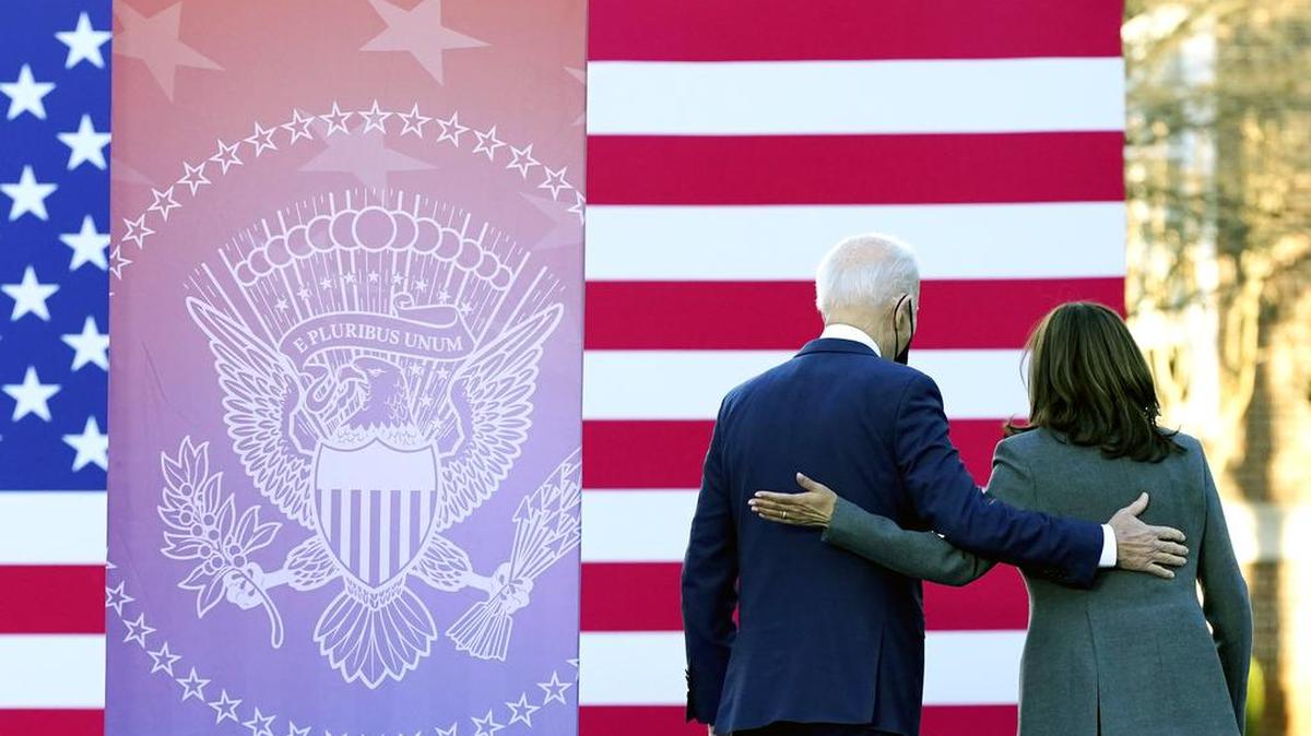 ARCHIVO - El presidente Joe Biden y la vicepresidenta Kamala Harris bajan del escenario después de hablar a favor de cambiar las reglas obstruccionistas del Senado que han estancado la legislación sobre el derecho al voto, en el Atlanta University Center Consortium, en los terrenos de Morehouse College y Clark Atlanta University, el 11 de enero. , 2022, en Atlanta. (Foto AP/Patrick Semansky, archivo)