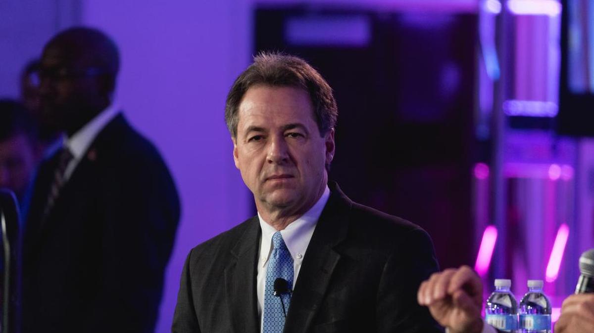 Steve Bullock, gobernador de Montana, participa en un panel en la reunión de invierno de la National Governors Association (NGA), en el JW Marriott en Washington, DC, el sábado 24 de febrero de 2018.