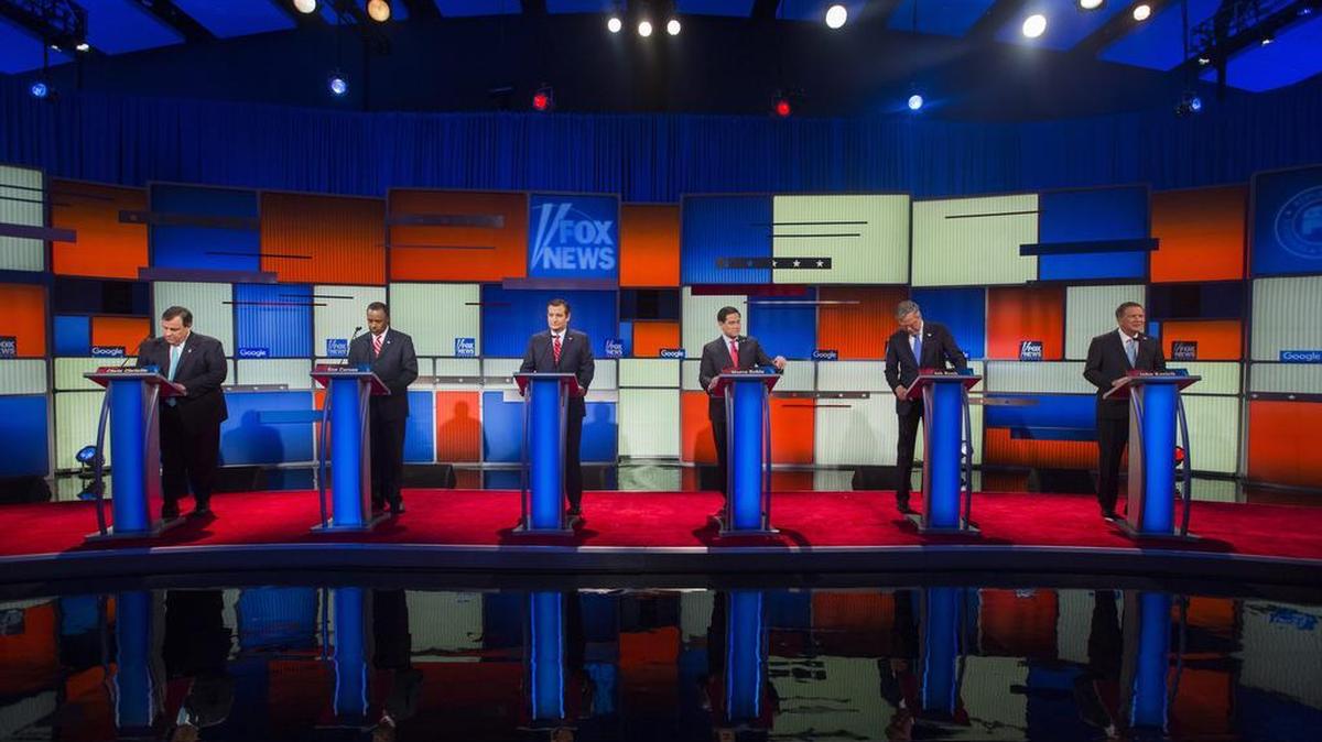 De izquierda a derecha, el gobernador de New Jersey Chris Christie, el neurocirujano Ben Carson, el senador por Texas Ted Cruz, el senador por Florida Marco Rubio, el exgobernador por Florida Jeb Bush y el exgobernador de Ohio John Kasich se preparan para participar en un debate de candidatos presidenciales del partido Republicano, organizado por la cadena Fox News y Google, hoy, jueves 28 de enero de 2016, en el Centro de Eventos Iowa en Des Moines, Iowa (EE.UU.). Las elecciones primarias de Iowa son la primera prueba para los candidatos en su camino de conseguir la nominación de su partido.