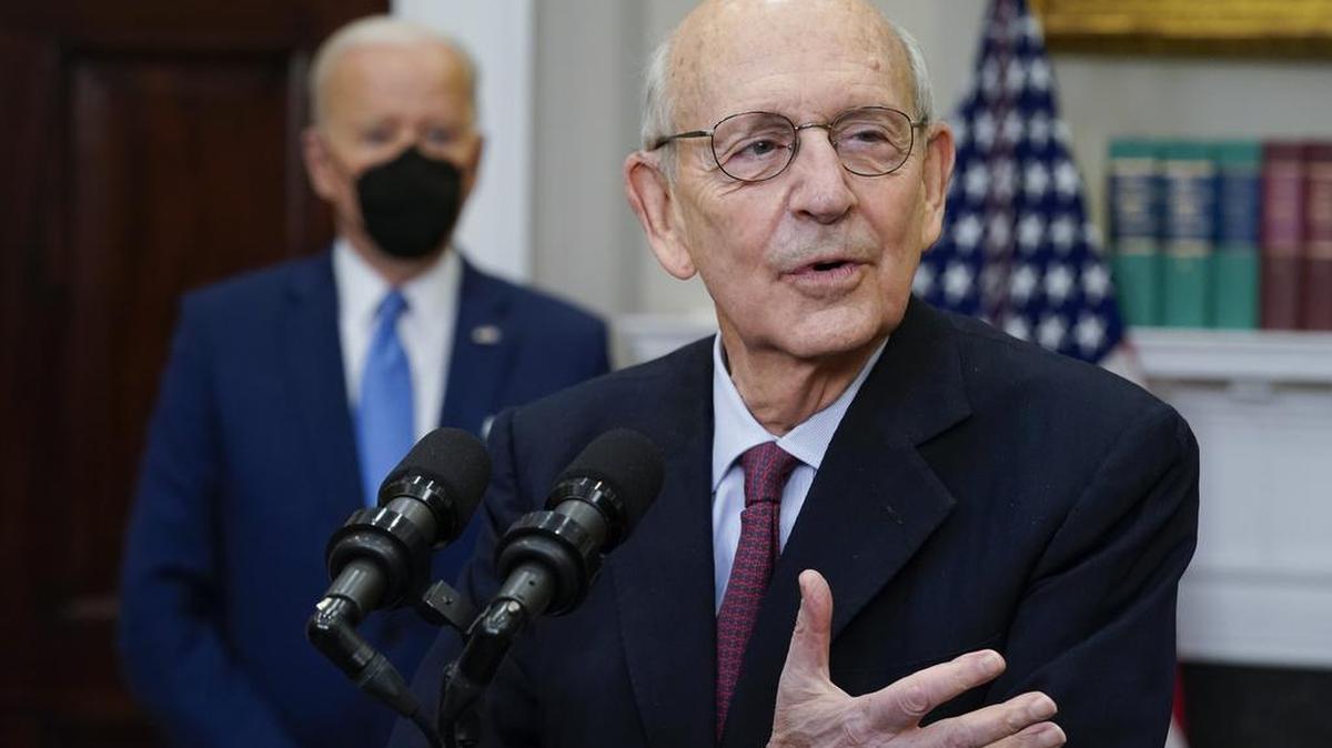El juez asociado de la Corte Suprema Stephen Breyer anuncia su retiro en la Sala Roosevelt de la Casa Blanca en Washington, el jueves 27 de enero de 2022. El presidente Joe Biden observa. (Foto AP/Andrew Harnik)