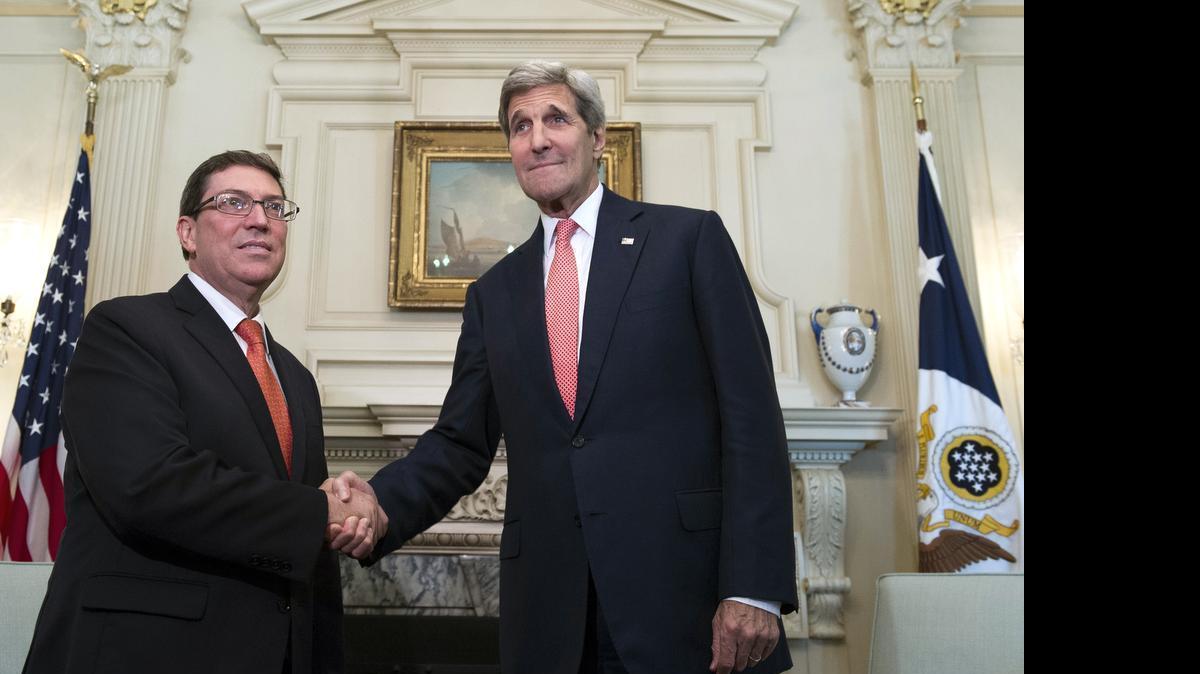 
El secretario de Estado John Kerry (der.) y el canciller cubano Bruno Rodríguez se estrechan la mano este lunes, previo a su reúnion bilateral en el Departamento de Estado. 
