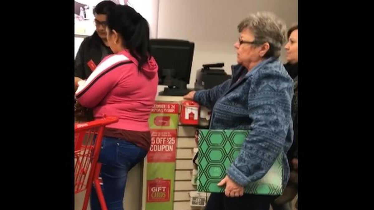 Durante el casi minuto y medio que dura el vídeo solo se escucha la intervención del cajero de la tienda que en tono calmado le pedía a la mujer que “cuide su vocabulario”.
