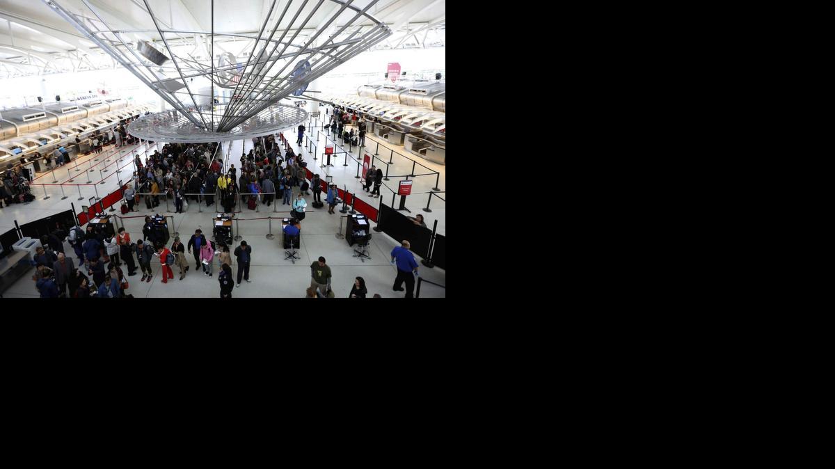 <cutline_leadin>La cola </cutline_leadin>del control de seguridad del aeropuerto de John Fitzgerald Kennedy (JFK) de Nueva York, este jueves, en donde se está obligando a pasajeros que vienen de Africa a rellenar un cuestionario con su temperatura corporal.<252><252>
