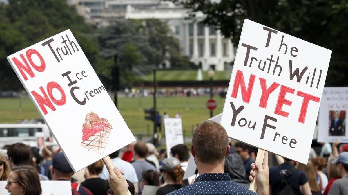 Un manifestante muestra su pancarta durante una manifestación para protestar contra el presidente Donald Trump y sus políticas, en el National Mall, el sábado 3 de junio de 2017, en Washington.