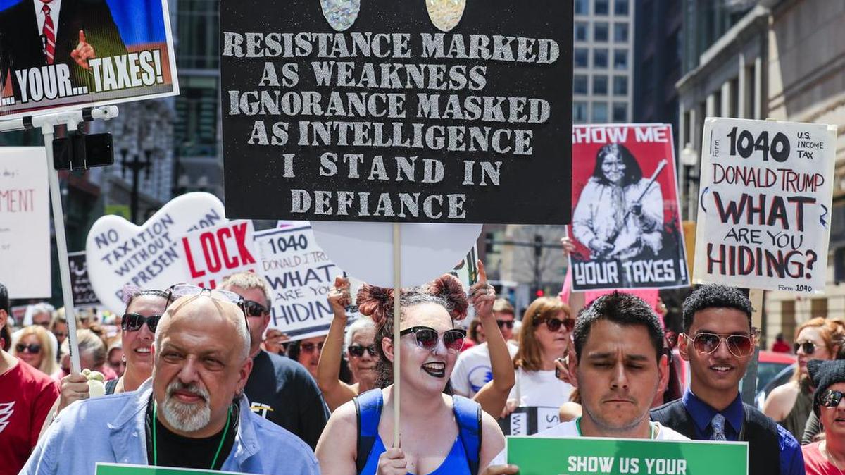 Miles de personas protestaron en varias ciudades de Estados Unidos este sábado 15 de abril de 2017, para que el presidente Donald Trump publique sus declaraciones impuestos. En la imagen, una marcha en Chicago, Illinois.