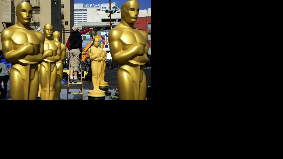
Trabajadores ultiman detalles de las estatuas de los Oscar como parte de los preparativos, el miércoles 18 de febrero de 2015, para la edición 87 de la ceremonia de los premios Oscar en Hollywood, California (EE.UU.).
