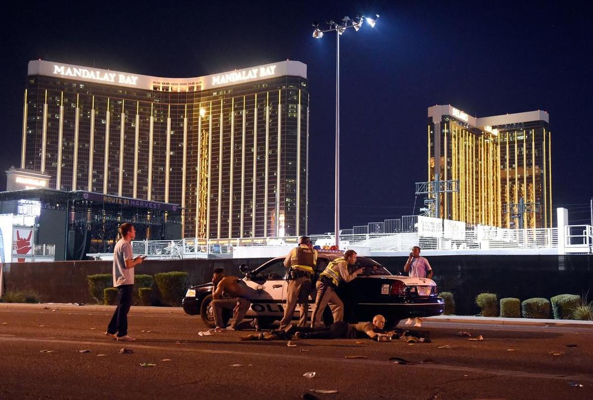 La policía de Las Vegas se refugia detrás de un vehícylo el 1 de octubre de 2017 en Las Vegas, Nevada.