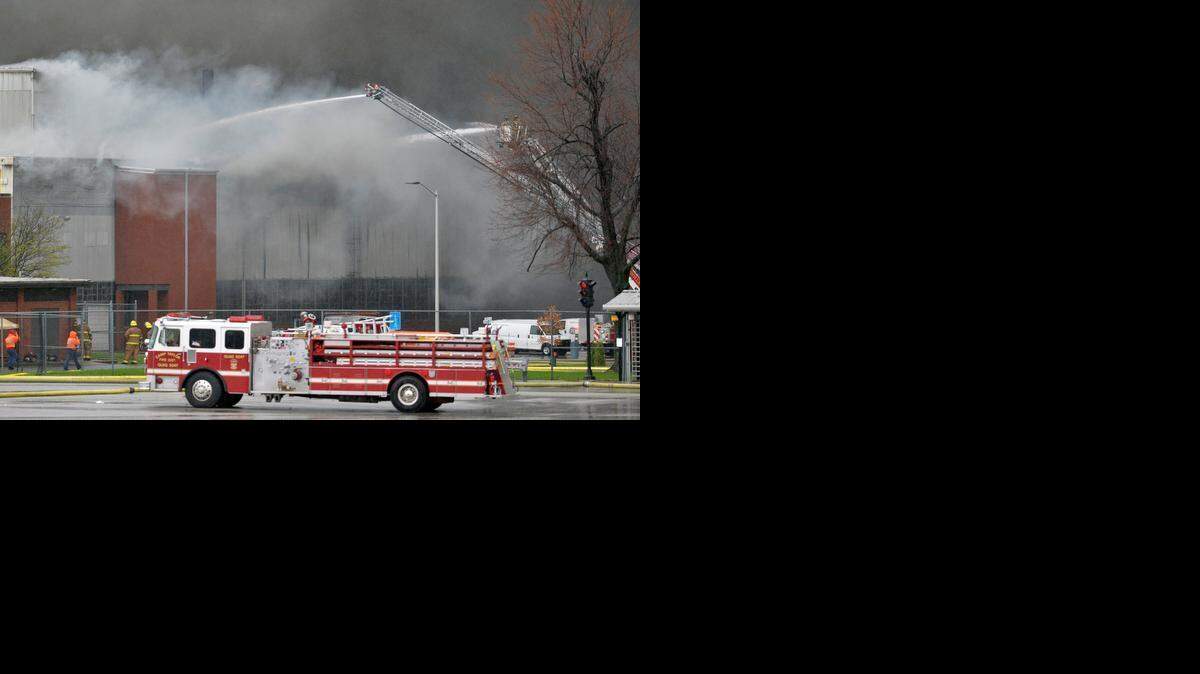 
Un gigantesco incendio registrado, el viernes, en un complejo industrial de General Electric en Louisville, Kentucky quemó un edificio entero y cubrió el cielo con una intensa humareda negra.
