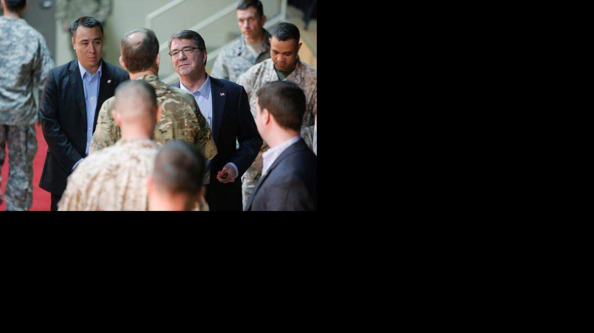 
El nuevo jefe del Pentágono, Ashton Carter, se reunió el lunes en Kuwait con generales y diplomáticos estadounidenses encargados de la misión contra el Estado Islámico (EI). 
