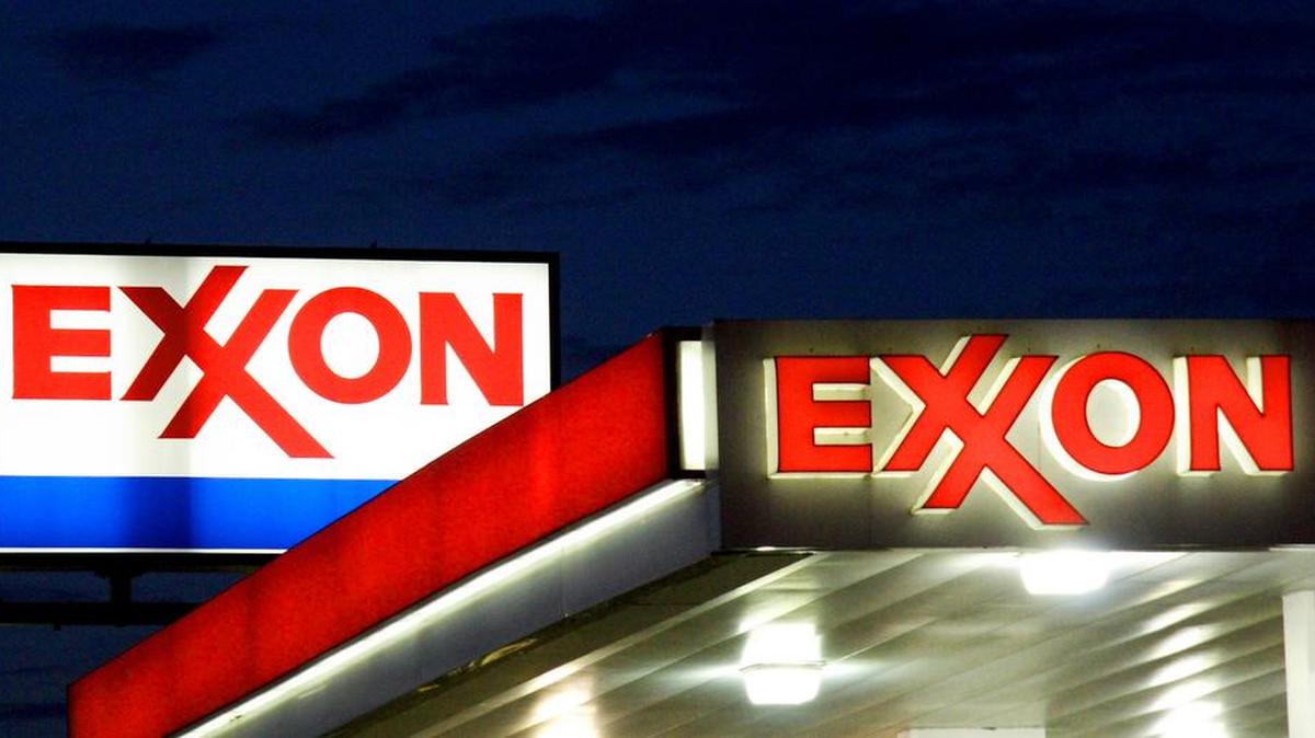 Un cartel de Exxon se ve en una estación en esta foto del archivo del 20 de septiembre de 2008 en Manassas, Virginia.