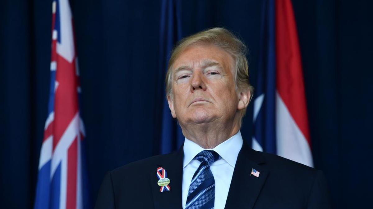 El presidente estadounidense Donald Trump llega el 11 de septiembre de 2018 para hablar en el sitio de un nuevo monumento en Shanksville, Pensilvania, donde el vuelo 93 se estrelló durante los ataques del 11 de septiembre, mientras se celebran sombrías ceremonias en Ground Zero en Nueva York y en el Pentágono.