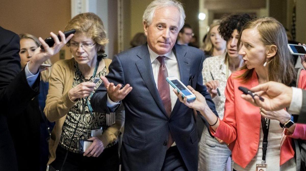 El senador republicano Bob Corker, habla con reporteros el 21 de junio.