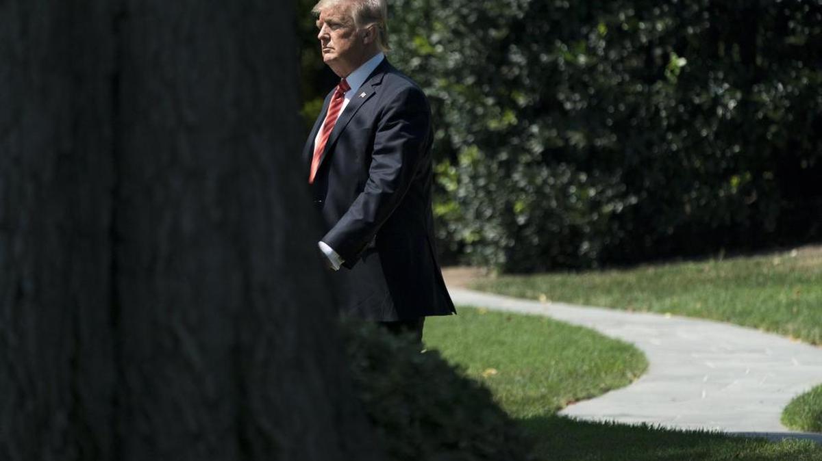 El presidente estadounidense, Donald J. Trump, sube al helicóptero presidencial en la Casa Blanca de Washington D.C (Estados Unidos) el 22 de agosto del 2017.