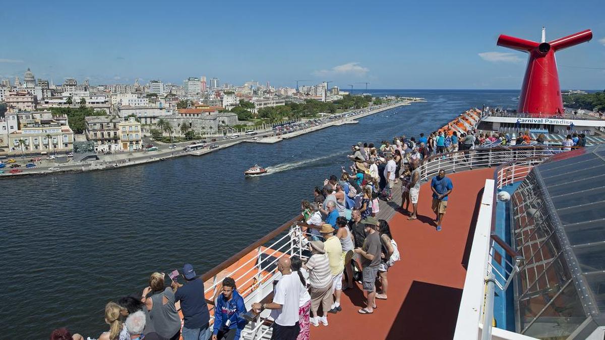 El crucero Carnival Paradise llega a La Habana, Cuba. Foto de archivo.