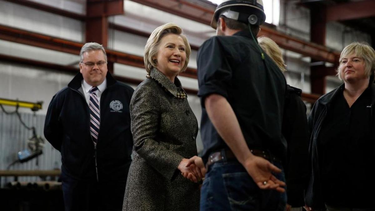 La precandidata presidencial demócrata Hillary Clinton hace un recorrido por la fábrica Munster Steel, el martes 26 de abril en Hammond, Indiana.