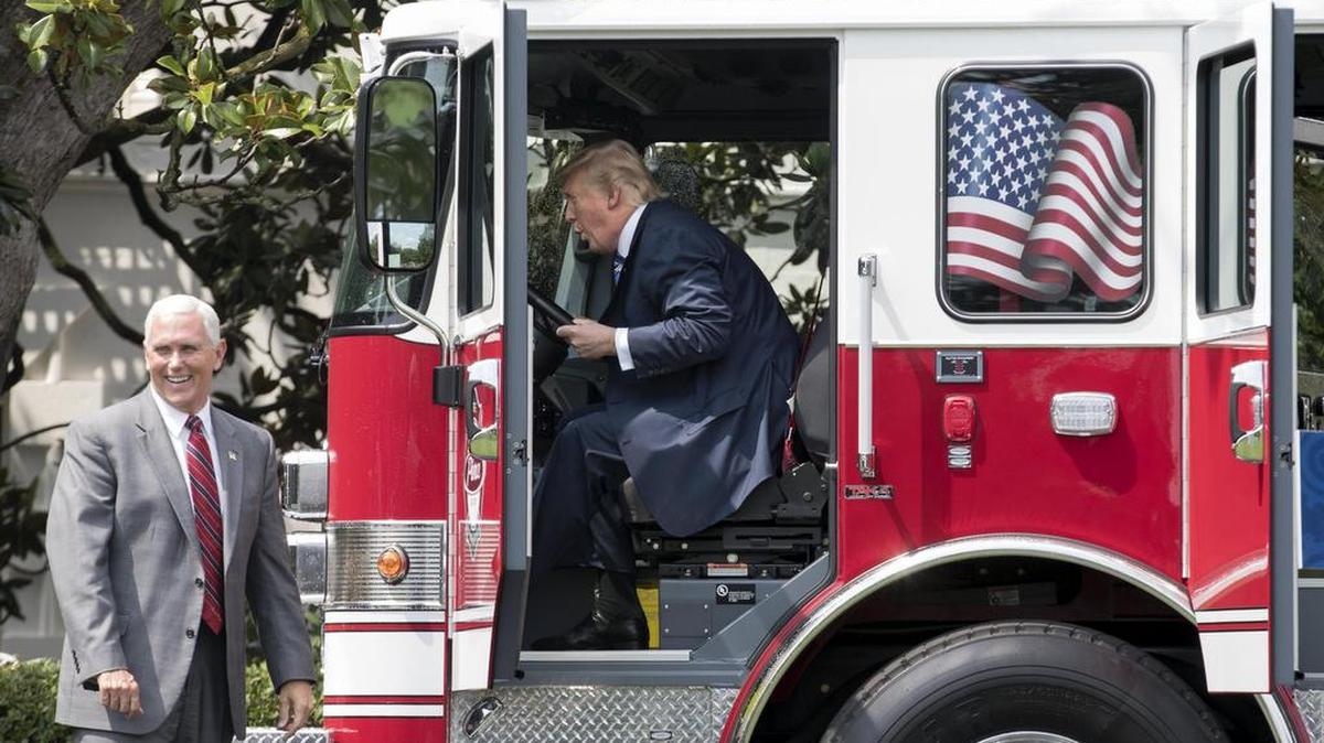 El presidente Donald Trump es visto en el interior de un camión de bomberos de Wisconsin, mientras participa en la presentación de productos "Made in America" en la Casa Blanca, en Washington el lunes 17 de julio de 2017.