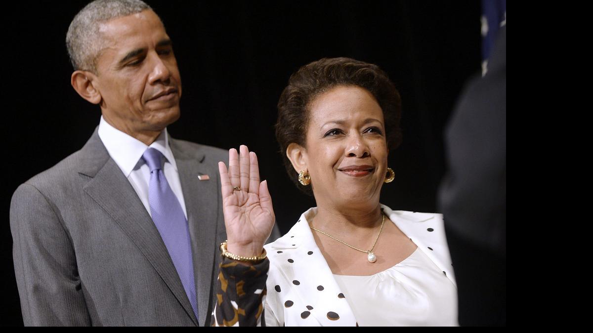 
El presidente Barack Obama asiste a la ceremonia donde Loretta Lynch se convirtió en la primera fiscal general afroamericana del país tras su juramento el miércoles en Washington.
