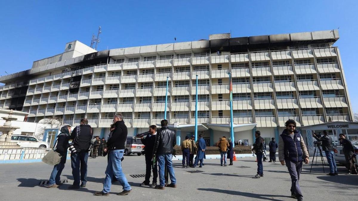 Periodistas permanecen a la entrada del hotel Intercontinental de Kabul, el 23 de enero del 2018. Alrededor de una veintena de personas, catorce de ellas extranjeras, murieron el pasado domingo en el asalto llevado a cabo por un comando talibán al Hotel Intercontinental de la capital afganal, que fue liberado por las fuerzas de seguridad afganas tras más de doce horas de combates.