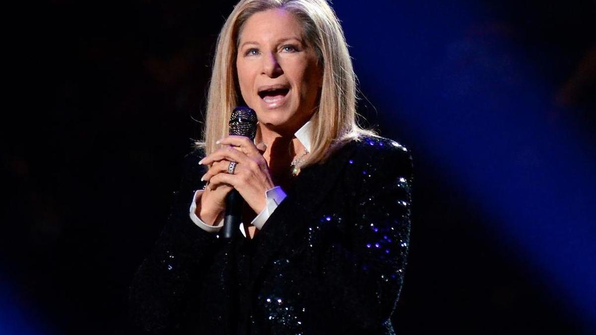 Barbra Streisand canta en el Barclays Center en Brooklyn, New York.