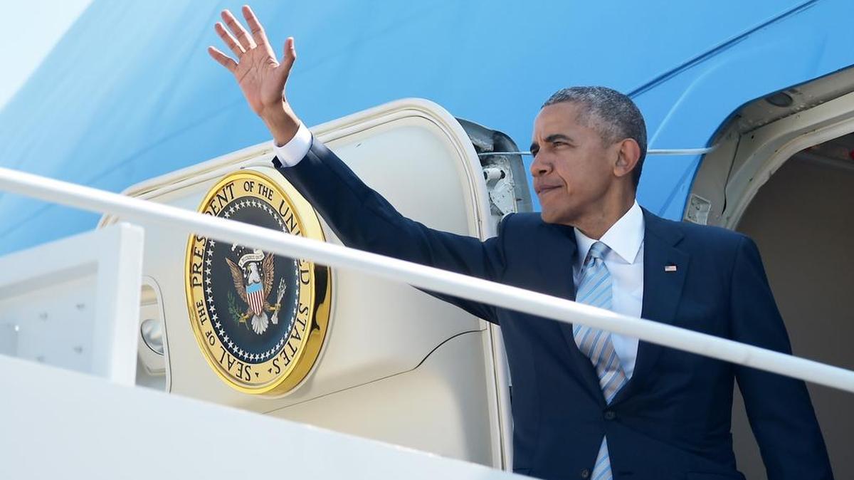 El presidente Barack Obama se despide al entrar en el Air Force One en la Base Aérea Andrews.