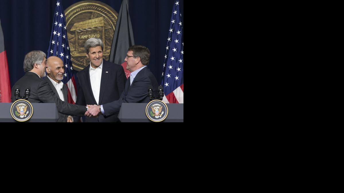 
De izquierda a derecha, el Primer Ministro de Afganistán, Abdullah Abdulla, el presidente de Afganistán, Ashraf Ghani, el secretario de Estado de Estados Unidos, John Kerry y el secretario de Defensa de Estados Unidos, Ashton Carter, al final de una conferencia de prensa en Camp David, Maryland.


