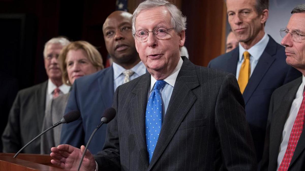 El senador republicano Mitch McConnell ofrece una rueda de prensa tras la aprovación de la reforma fiscal en el Capitolio en Washington DC (Estados Unidos) hoy, 20 de diciembre de 2017.