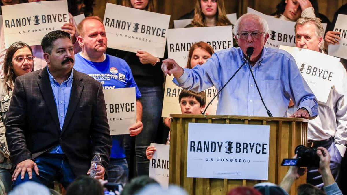 El candidato demócrata del Congreso Randy Bryce (i) y el senador independiente de Vermont Bernie Sanders (d) participan en un mitin de campaña el lunes 22 de octubre de 2018, en el local UAW, en Kenosha.