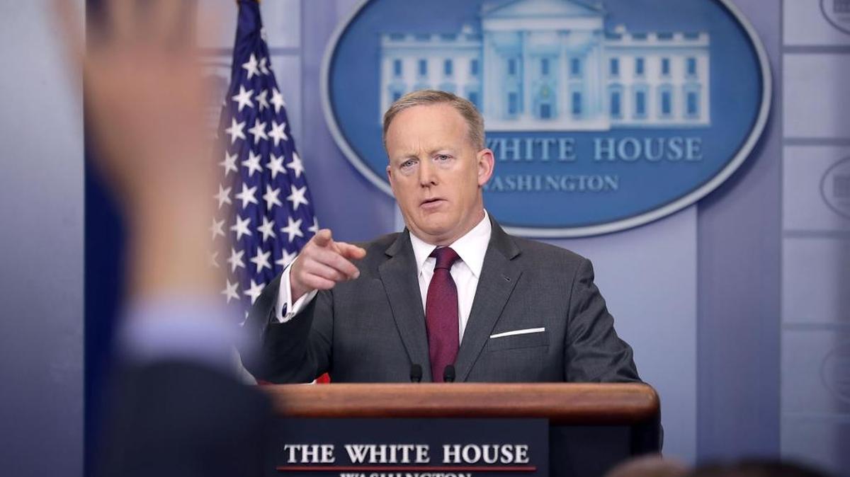 El secretario de prensa de la Casa Blanca, Sean Spicer, habla a los reporteros en la sesión informativa diaria el 24 de abril, en Washington, DC.