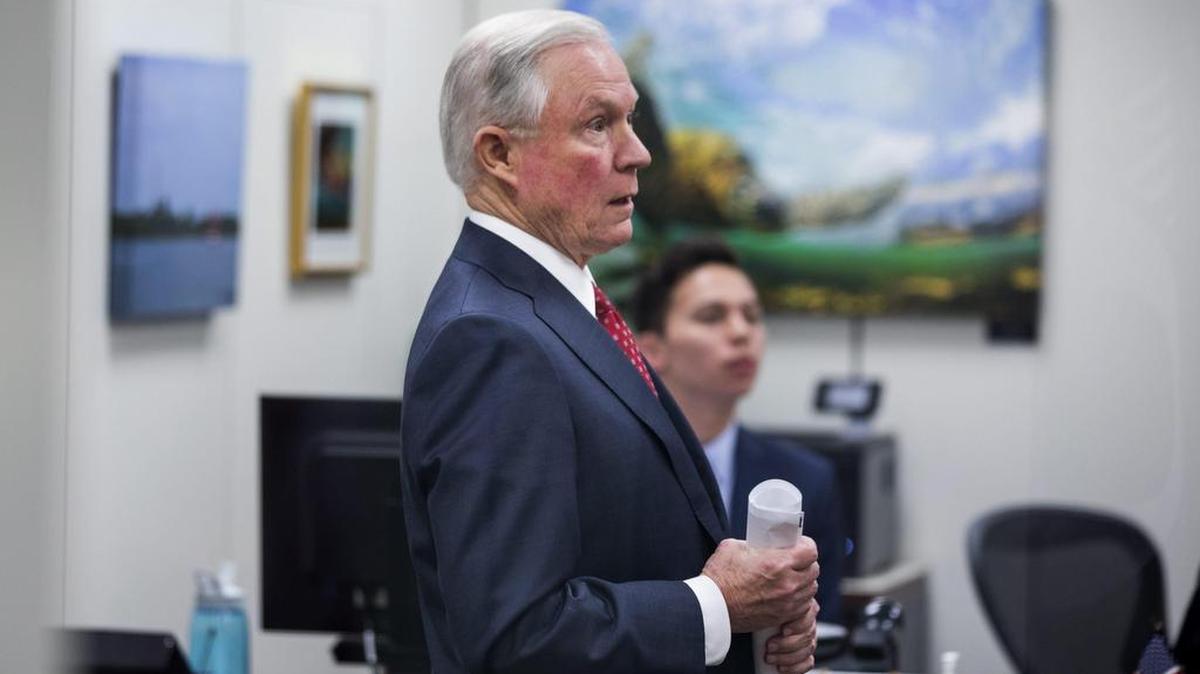 El senador republicano de Alabama y nominado para ser Fiscal General del gobierno de Donald Trump, Jeff Sessions, espera para reunirse con la senadora democrática de Hawái, Mazie Hirono, en su oficina en las oficinas del Senado en Washington, Estados Unidos, el 5 de enero de 2017.