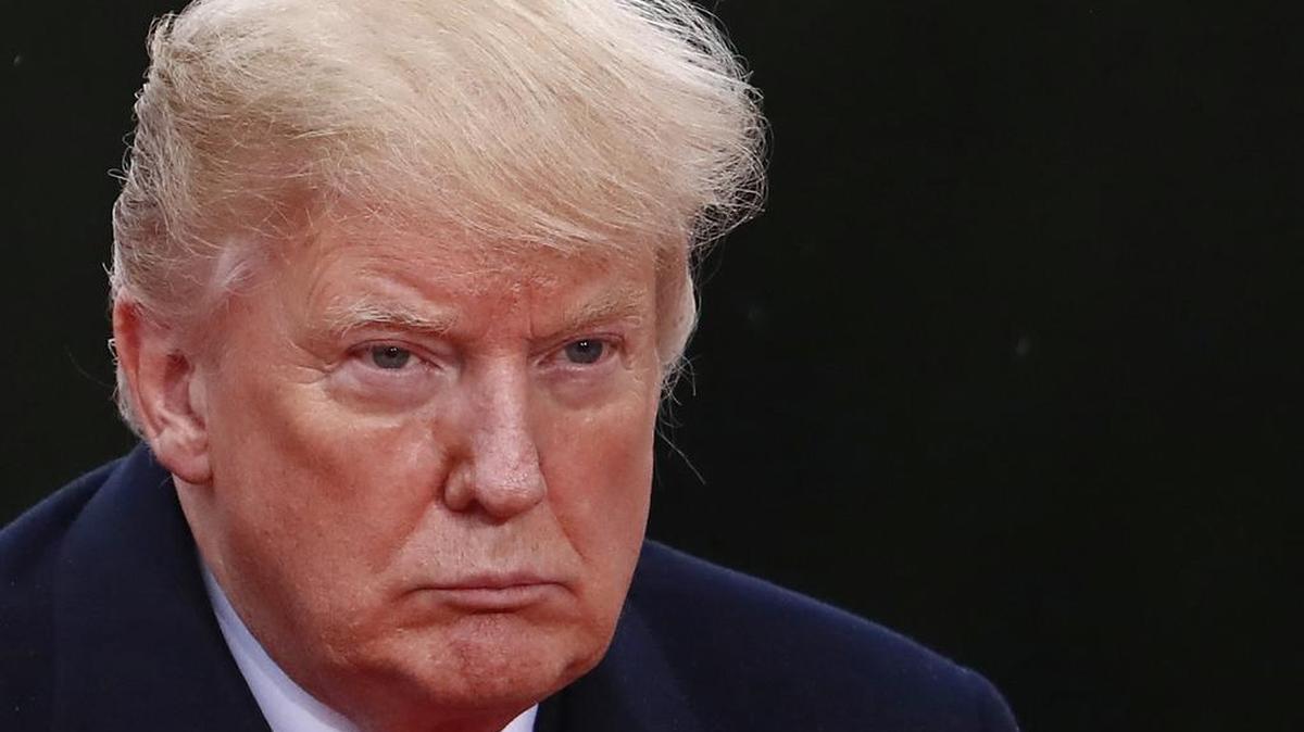 El presidente de Estados Unidos, Donald Trump, observa mientras visita el Cementerio Americano de Suresnes, en las afueras de París, el 11 de noviembre de 2018 como parte del Día de los Veteranos y las conmemoraciones del 100 aniversario del armisticio del 11 de noviembre de 1918.