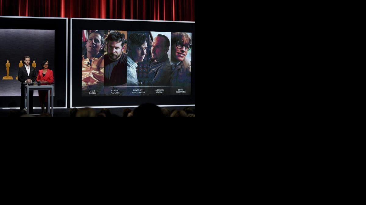 
El actor Chris Pine (izq.) y la presidenta de la Academia de Hollywood, Cheryl Boone Isaacs, dan a conocer la lista de nominados al Oscar al mejor actor, en Beverly Hills, California, el jueves.
