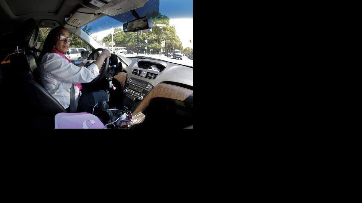 
La idea de crear este servicio de taxis, según su fundadora, se debe a que muchas mujeres “se sienten más seguras” en un coche conducido por otra mujer.
