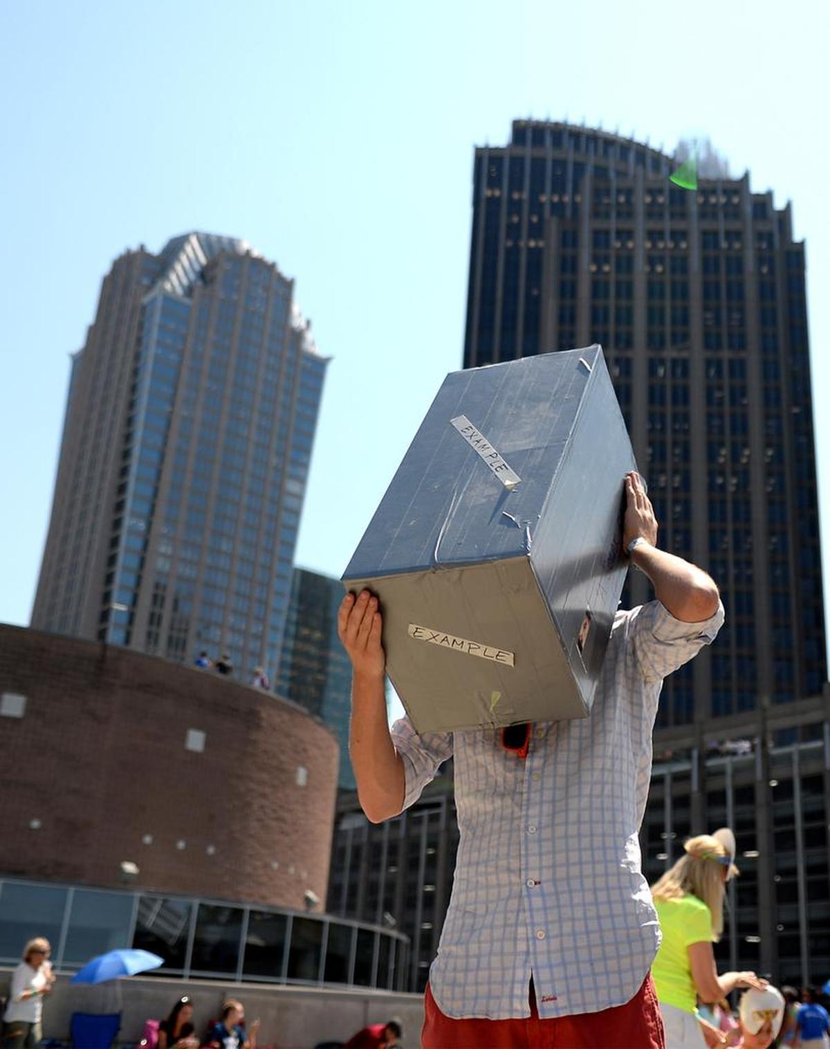 Jackson Doeler de Charlotte, N.C. observa el eclipse solar a través de un agujero en el estacionamiento del Discovery Place el lunes 21 de agosto de 2017 en Charlotte, Carolina del Norte.