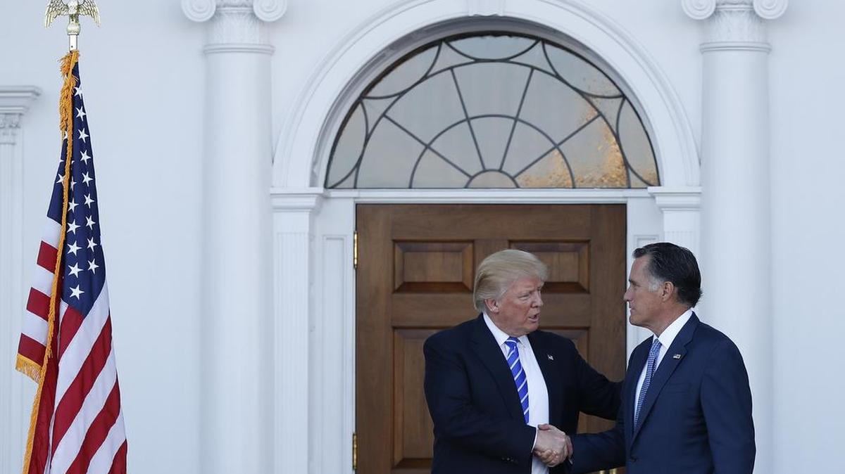 El presidente electo Donald Trump se reúne con Mitt Romney en New Jersey el sábado 19 de noviembre de 2016.