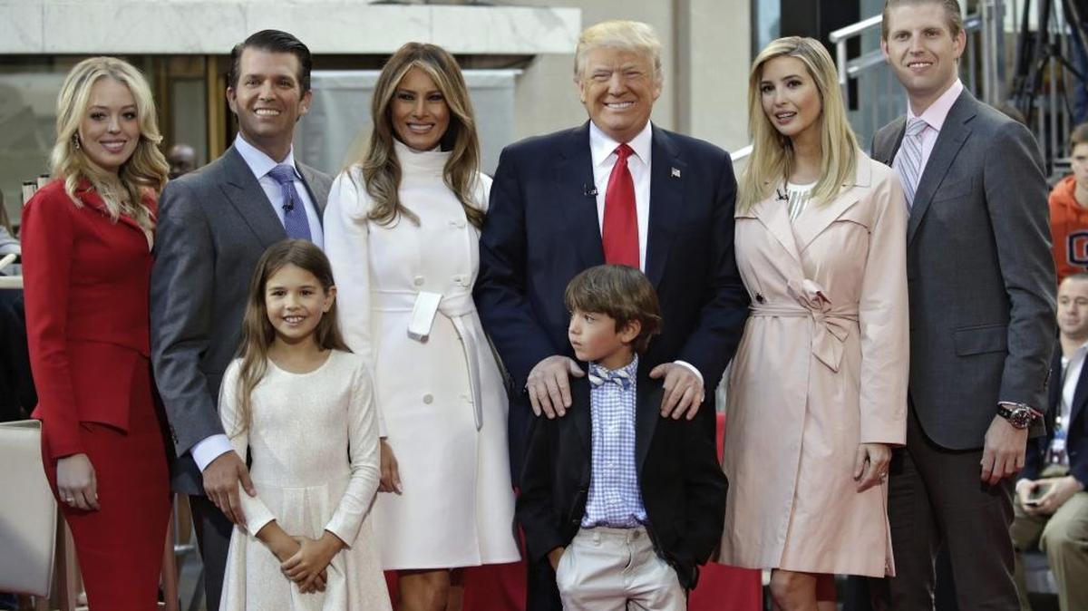 El presidente electo Donald Trump junto a su hijo Eric (d-i), su hija Ivanka, su nieto Donald Trump III, su esposa Melania, su nieta Kai Trump, Donald Trump Jr. y su hija Tiffany.