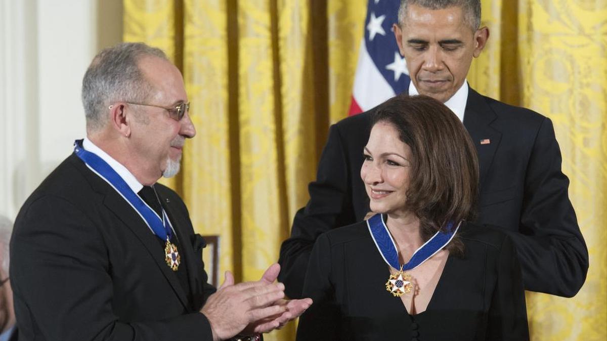 Gloria Estefan y su esposo, Emilio Estefan (izq.), reciben la Medalla de la Libertad, la máxima condecoración al mérito civil en Estados Unidos, de manos del presidente Barack Obama este martes 24 de noviembre, durante una ceremonia en el Salón Este de la Casa Blanca.