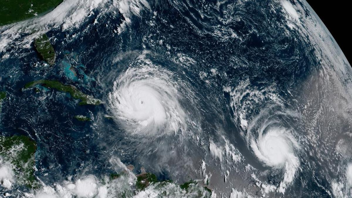 Imagen satelital en donde se ven los huracanes Irma (izq.) y José, en el océano Atlántico el viernes 7 de septiembre de 2017.