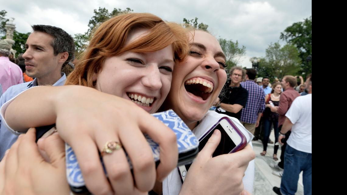 
Dos mujeres festejan la decisión de la Corte Suprema de Estados Unidos de reconocer la legalidad del matrimonio gay.
