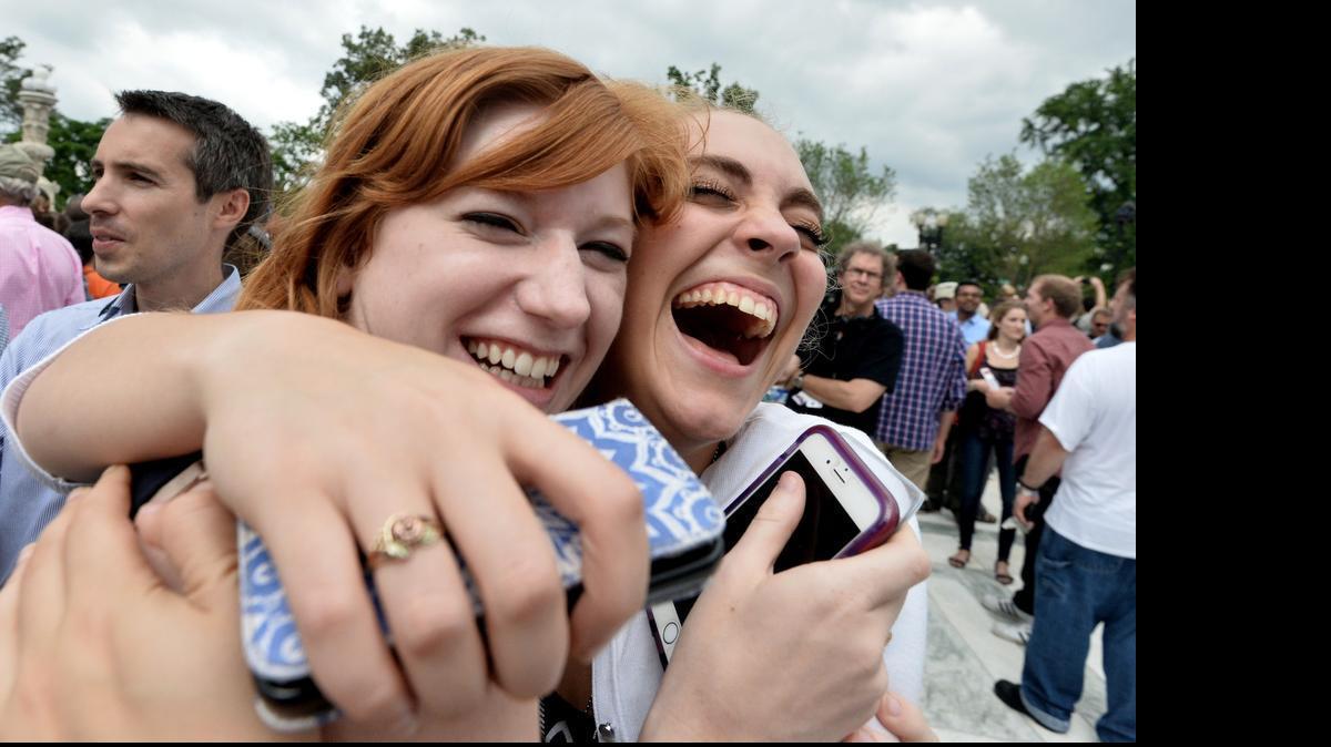 
Dos mujeres festejan la decisión de la Corte Suprema de Estados Unidos de reconocer la legalidad del matrimonio gay.
