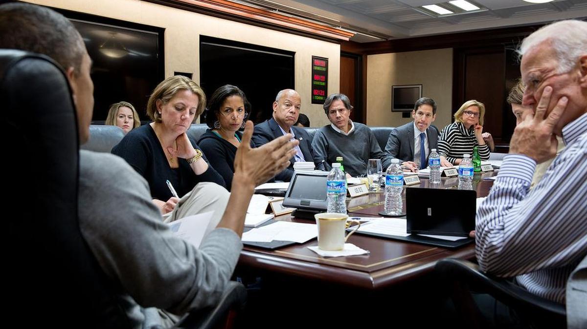 El ex president Obama sostiene una reunión sobre el virus ebola.