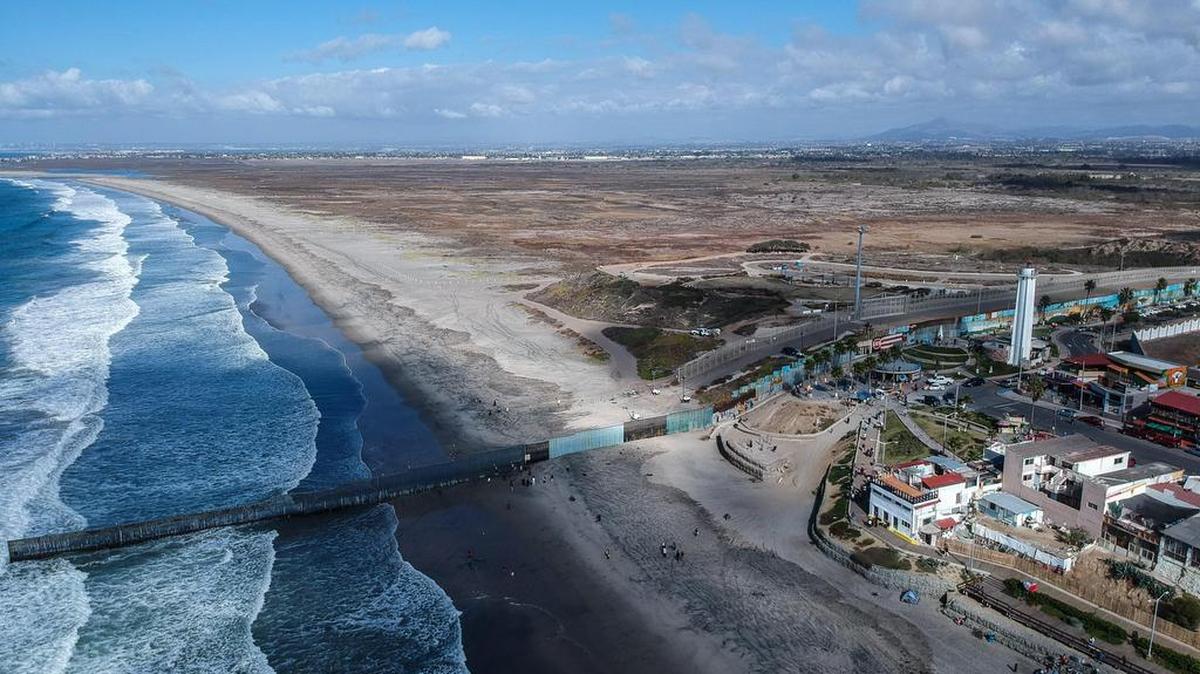 Fotografía tomada mediante un drone, de una vista general donde permanecen miembros de la caravana migrante de centroamericanos en la ciudad de Tijuana el sábado 24 de noviembre de 2018, en el estado de Baja California (México).
