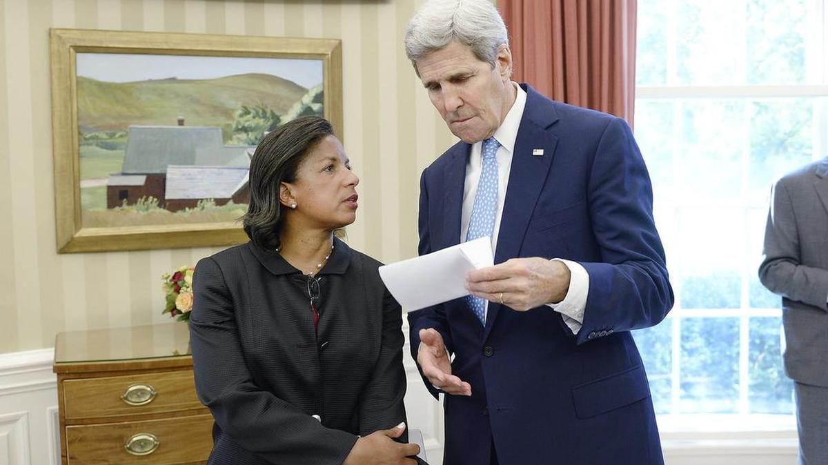 
El secretario de Estado John Kerry habla con la asesora de Seguridad Nacional Susan Rice durante un encuentro en la Oficina Oval.
