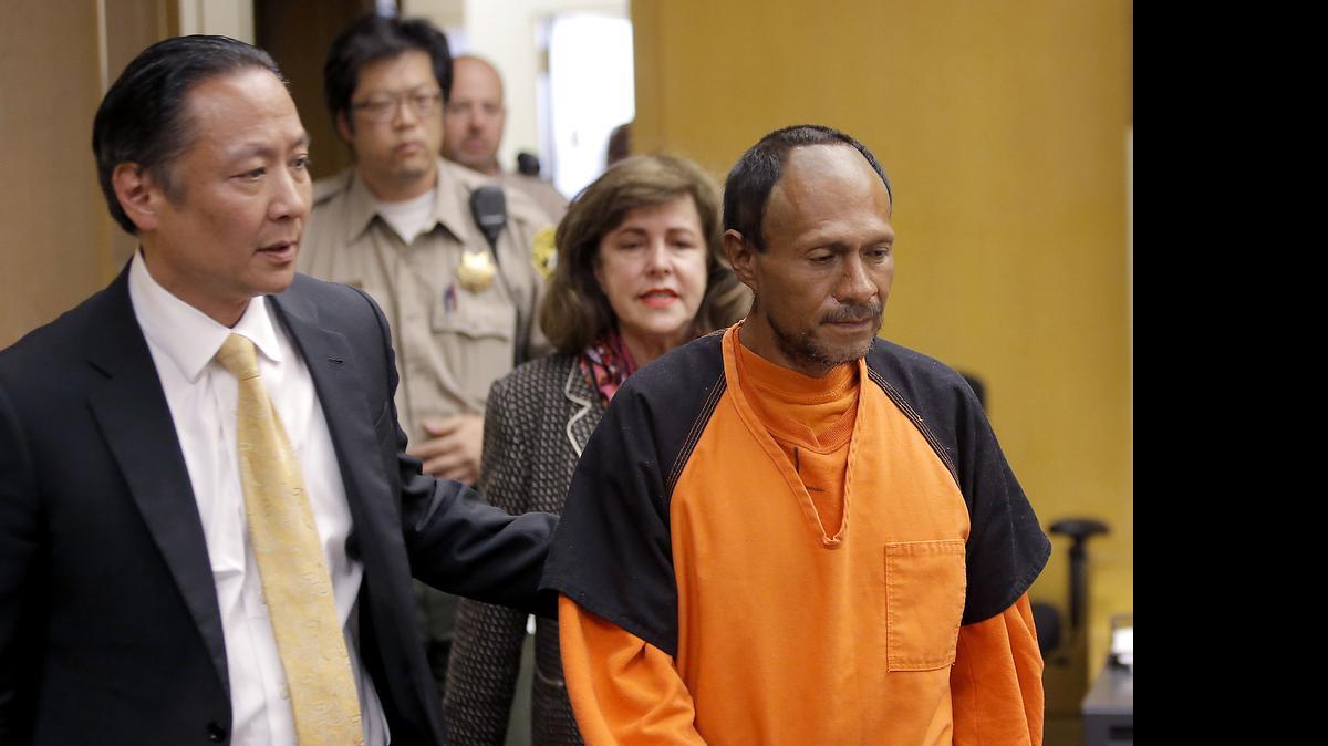 
Francisco Sánchez (der.), un inmigrante varias veces deportado, está acusado de un tiroteo mortal en San Francisco, el cual ha generado un debate nacional sobre las leyes migratorias.
