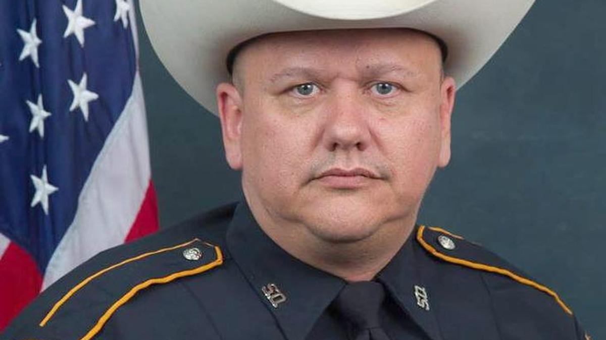 
Darren Goforth, alguacil asistente del condado Harris, había terminado de poner gasolina a su vehículo cuando un hombre se acercó a él por detrás y le disparó varias veces, sin motivo aparente y sin mediar palabra.
