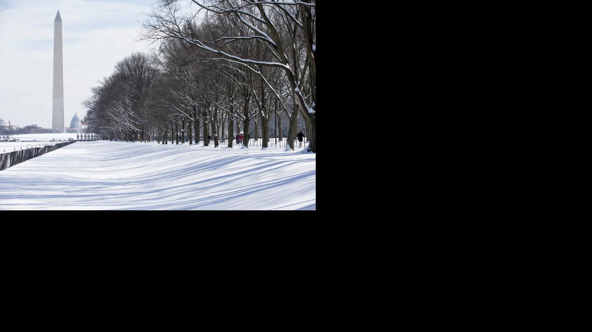 <cutline_leadin>Arboles junto</cutline_leadin> al estanque situado frente al monumento a Washington durante un temporal de nieve. El Gobierno decidió cerrar todas sus oficinas federales en la ciudad, este martes.