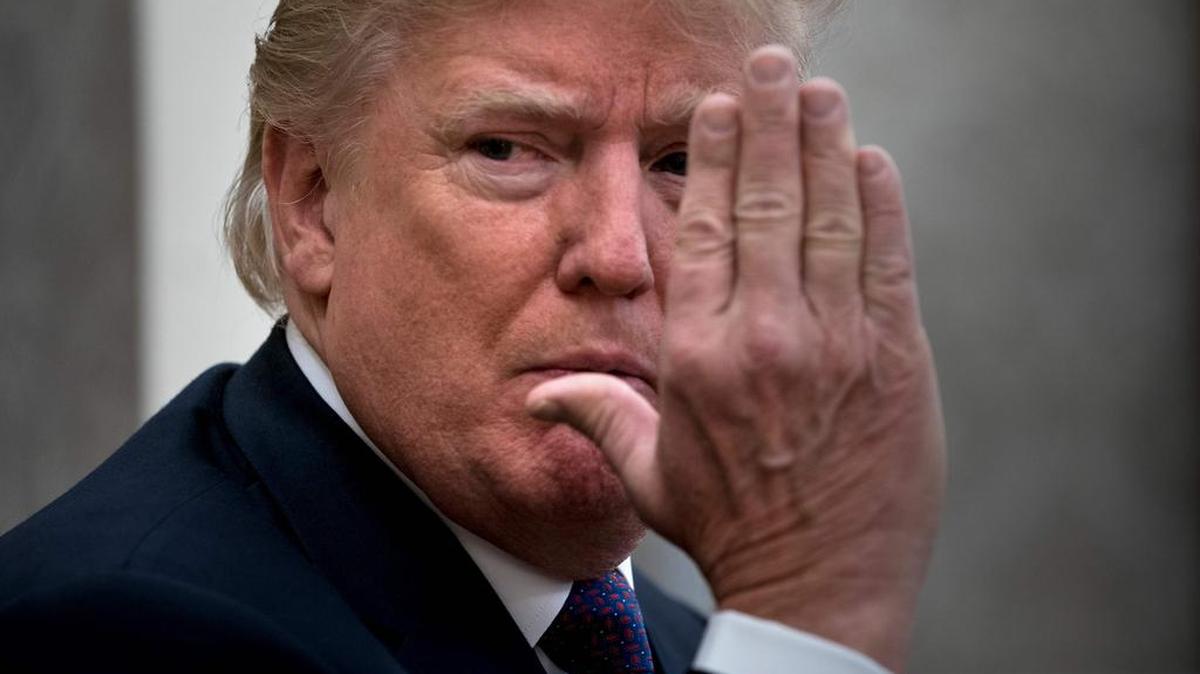 El presidente estadounidense, Donald Trump antes de una reunión con el Gobernador de Puerto Rico Ricardo Rosselló en la Oficina Oval de la Casa Blanca el 19 de octubre de 2017 en Washington, DC.