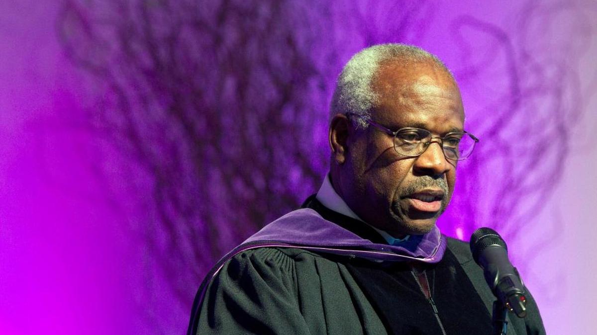 El juez de la Corte Suprema Clarence Thomas emitió una opinión concurrente en la anulación del caso Roe v. Wade en la que pedía al tribunal que revisara las decisiones sobre el matrimonio entre personas del mismo sexo y los derechos a la anticoncepción.