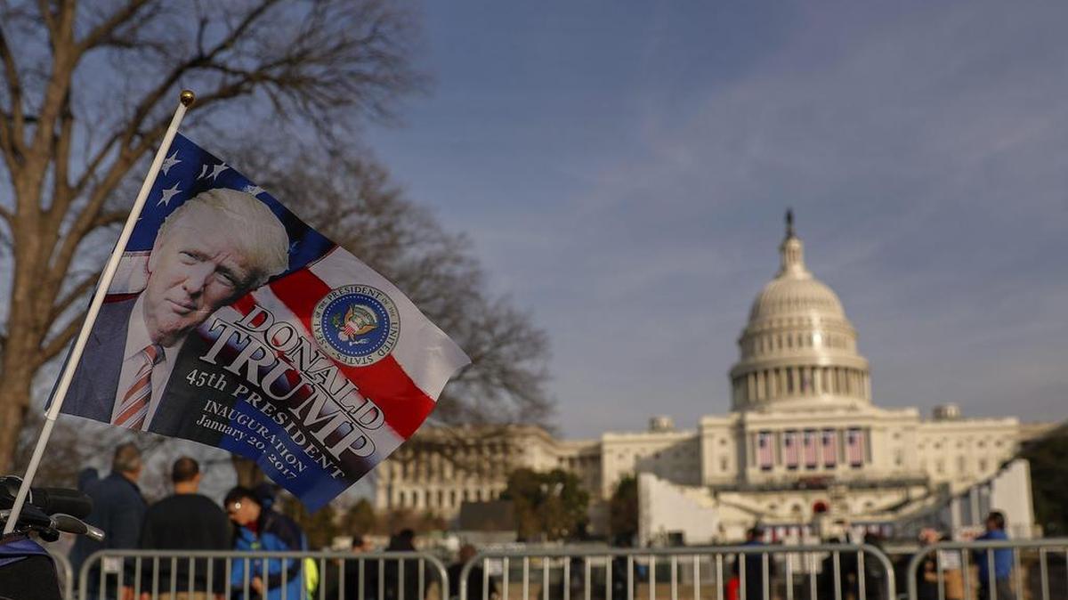 Fotografía del Capitolio de EEUU en el atardecer en la víspera de la investidura del presidente electo Donald J. Trump el jueves 19 de enero de 2017, en el monumento a Lincoln en Washington