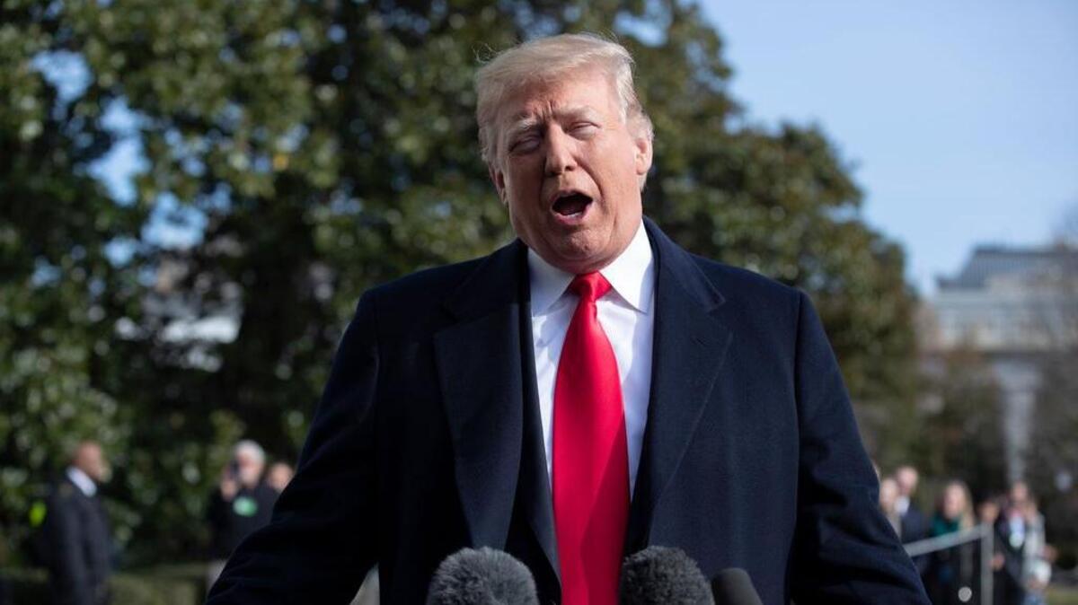 El presidente de los Estados Unidos, Donald Trump, conversa con los reporteros antes de abordar a Marine One cuando sale de la Casa Blanca en Washington, DC el 8 de diciembre de 2018.
